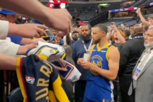 根本签不完灰熊主场化身库蜜海洋 库里在欢呼声中返回更衣室